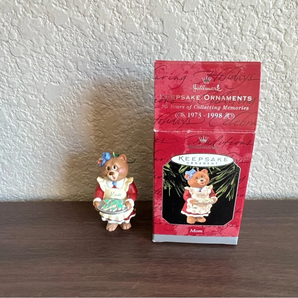 Hallmark Keepsake Ornament Mom‎ Bear Holding Pie 1998 Christmas Collectible